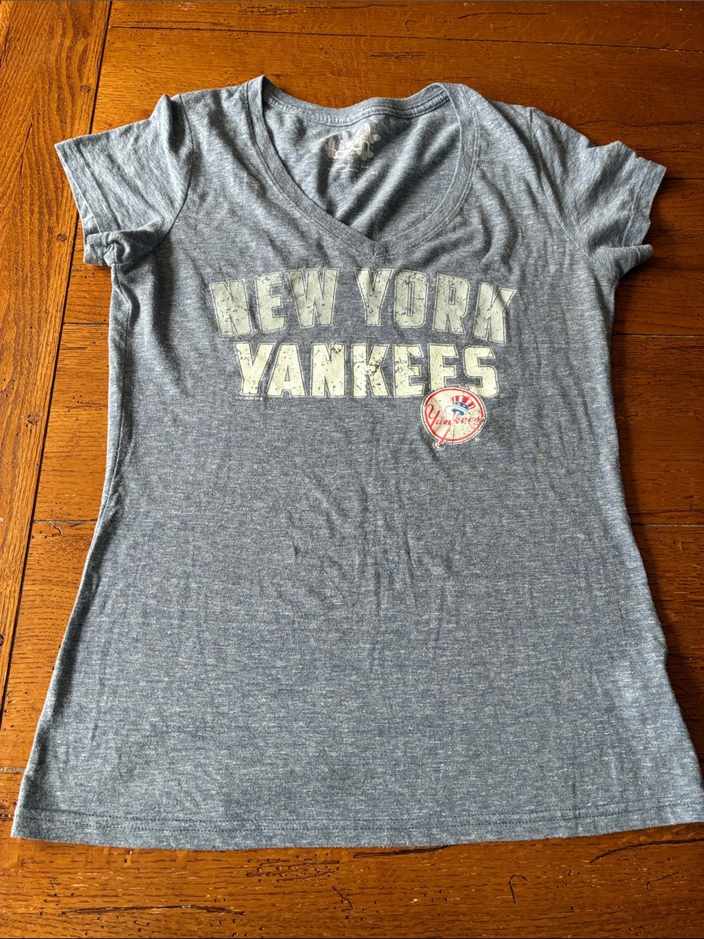 New York Yankees gray v neck women’s large Tshirt